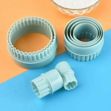 Load image into Gallery viewer, 8pc Double Sided Round Cookie Cutter with Crinkle Edge
